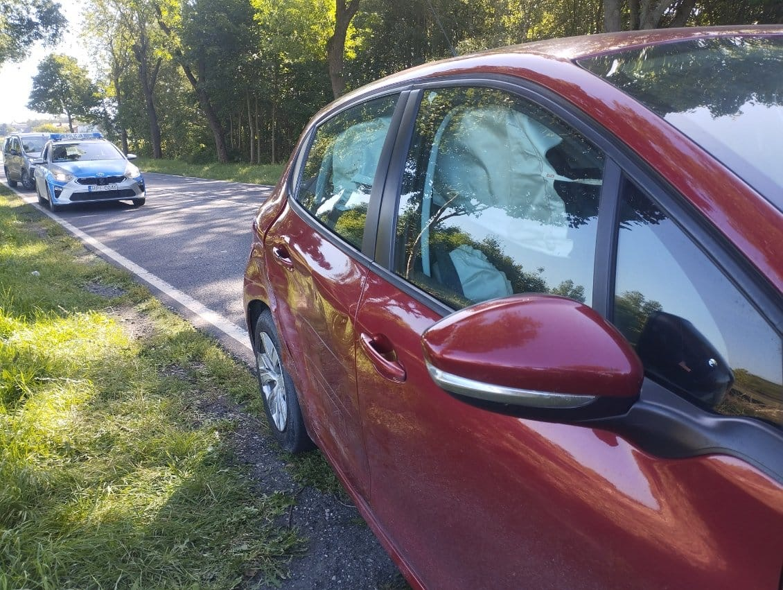Zderzenie Peugeota z Volkswagenem w Kodrębie. Jedna osoba trafiła do szpitala