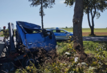 Ciężarówka wjechała do rowu i uderzyła w drzewo. Kierowca trafił do szpitala