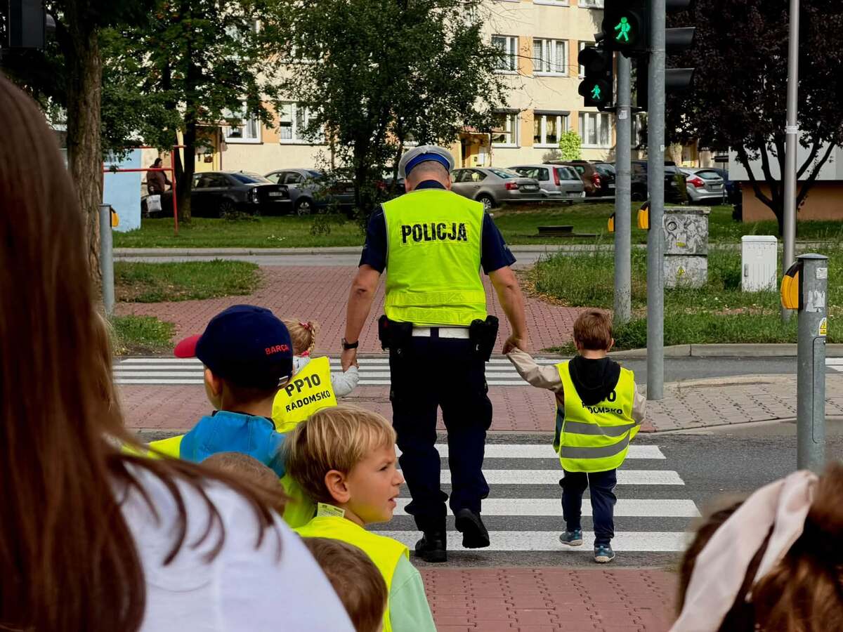 Bezpieczna droga do szkoły. Policjanci i uczennice klasy mundurowej edukowali dzieci