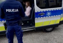Sesja zdjęciowa na torach mogła zakończyć się tragedią. Policjanci uratowali dwie dziewczynki