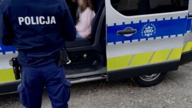 Sesja zdjęciowa na torach mogła zakończyć się tragedią. Policjanci uratowali dwie dziewczynki
