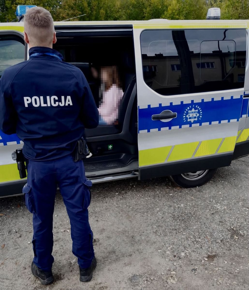 Sesja zdjęciowa na torach mogła zakończyć się tragedią. Policjanci uratowali dwie dziewczynki