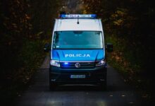 Niebezpieczne zdarzenie na DK42. Rowerzystka zderzyła się z autem