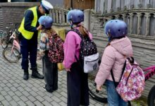 Kaski dla najmłodszych. Policjanci dbają o bezpieczeństwo dzieci na drodze