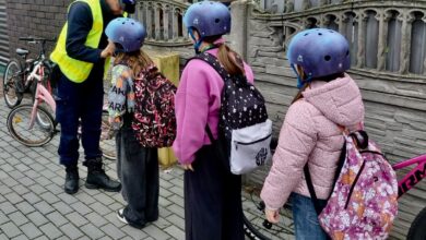Kaski dla najmłodszych. Policjanci dbają o bezpieczeństwo dzieci na drodze