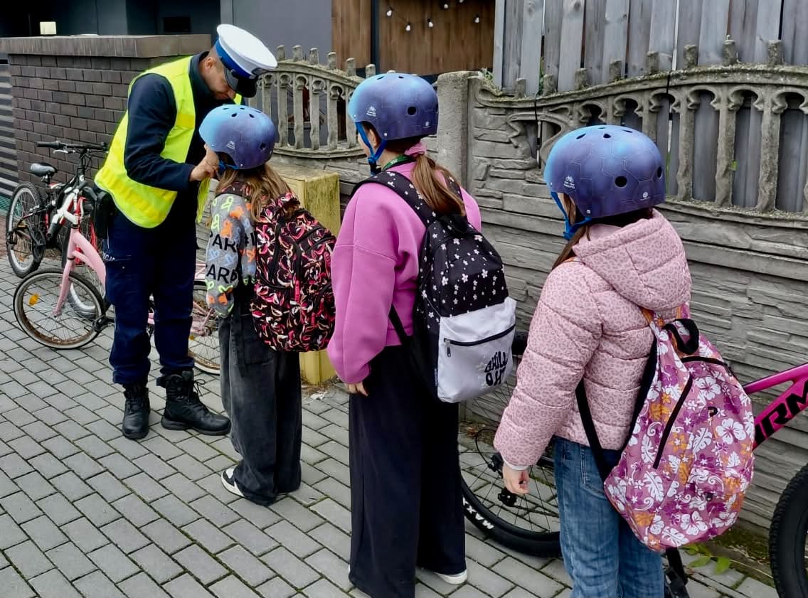 Kaski dla najmłodszych. Policjanci dbają o bezpieczeństwo dzieci na drodze
