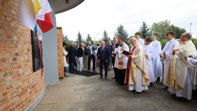 Po blisko 10 latach wróciła na Folwarki. Tablica upamiętniająca ofiary wojny ma nowe miejsce