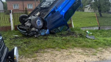 Bus dachował w Hucisku Przybyszowskim. Na szczęście nikt nie ucierpiał