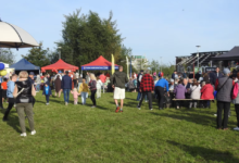 Już w najbliższą sobotę, 12 września, Park Glinianki w Radomsku zamieni się w miejsce rodzinnej zabawy, sportu, muzyki i integracji. W godzinach 15:00–20:00 odbędzie się Piknik Rodzinny, podczas którego na mieszkańców czekać będzie wiele bezpłatnych atrakcji. Organizatorzy przygotowali program skierowany zarówno do najmłodszych, jak i dorosłych. Dzieci będą mogły skorzystać m.in. z malowania twarzy, brokatowych tatuaży, dmuchańców, balonów, waty cukrowej i popcornu. Zaplanowano również paradę bajkowych postaci. Nie zabraknie także aktywności sportowych. Na uczestników czekać będzie dmuchany tor przeszkód, rodzinne zawody oraz gry i zabawy ruchowe promujące zdrowy styl życia. Kreatywność, muzyka i dobra zabawa W specjalnej strefie kreatywnej odbędą się eko-warsztaty i zajęcia plastyczne. Dzieci będą mogły również wziąć udział w animacjach z klaunem oraz wspólnym malowaniu wielkoformatowego obrazu. Na scenie pojawi się zespół z muzyką na żywo. Zaplanowano także pokazy tańca, wspólną naukę Zumby oraz konkursy z nagrodami. O muzyczną oprawę wydarzenia zadba DJ. Darmowe jedzenie dla uczestników Jedną z atrakcji będzie również bezpłatna strefa gastronomiczna. Przez cały czas trwania pikniku uczestnicy będą mogli skorzystać z darmowych posiłków – zarówno słodkich, jak i słonych – oraz napojów. Na zakończenie widowiskowy pokaz ognia Organizatorzy przygotowali również efektowny finał. Około godziny 20:00 Park Glinianki rozświetli pokaz ognia Fireshow, który będzie zwieńczeniem całego wydarzenia. Piknik Rodzinny odbędzie się w sobotę, 12 września 2026 roku, w godzinach 15:00–20:00 w Parku Glinianki w Radomsku. Wstęp na wydarzenie jest bezpłatny. Wydarzenie realizowane jest w ramach zwycięskiego projektu w Budżecie Obywatelskim Województwa Łódzkiego (edycja 2025/2026), którego autorem jest Piotr Mielczarek. Przy organizacji wydarzenia uczestniczy Koło Gospodyń Wiejskich „Nowe Chrzanowianki”. To propozycja dla tych, którzy chcą aktywnie spędzić sobotnie popołudnie i wieczór w rodzinnym gronie. Organizatorzy zapraszają mieszkańców Radomska do wspólnej zabawy w Parku Glinianki.