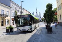 Kierowcy muszą przygotować się na utrudnienia w centrum Radomska. Od 17 sierpnia zamknięty dla ruchu jest odcinek ul. Reymonta – od rejonu poczty do ul. Żeromskiego. Utrudnienia związane są z pracami poprawkowymi nawierzchni, które wykonawca realizuje w ramach gwarancji. Pierwotnie zakładano, że roboty zakończą się wcześniej, jednak wykonawca zwrócił się o wydłużenie terminu. Nowy termin zakończenia prac wyznaczono na 14 września 2026 roku. Powodem przedłużenia prac jest konieczność zapewnienia wjazdu na teren poczty. Roboty muszą być prowadzone etapami, połówkowo, co znacząco wydłuża czas realizacji. Zamknięty odcinek Reymonta Od 17 sierpnia kierowcy nie mogą korzystać z fragmentu ul. Reymonta pomiędzy pocztą a ul. Żeromskiego. W rejonie prowadzonych prac obowiązuje zmieniona organizacja ruchu, dlatego kierowcy powinni zwracać szczególną uwagę na ustawione oznakowanie i korzystać z wyznaczonych objazdów. Utrudnienia dotykają również komunikacji miejskiej. Na czas robót wyłączony został przystanek „Plac 3 Maja Poczta”. W jego miejsce uruchomiono tymczasowy przystanek przy ul. Żeromskiego. Kierowcy powinni pamiętać, że zatoka przy ul. Żeromskiego jest wykorzystywana przez autobusy MPK. Nie należy w niej parkować. Prace na ul. Reymonta prowadzone są w ramach gwarancji udzielonej przez wykonawcę inwestycji „Rozbudowa ul. Reymonta w Radomsku”. Jeśli harmonogram nie ulegnie kolejnej zmianie, roboty powinny zakończyć się 14 września.