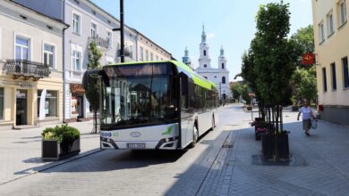 Kierowcy muszą przygotować się na utrudnienia w centrum Radomska. Od 17 sierpnia zamknięty dla ruchu jest odcinek ul. Reymonta – od rejonu poczty do ul. Żeromskiego. Utrudnienia związane są z pracami poprawkowymi nawierzchni, które wykonawca realizuje w ramach gwarancji. Pierwotnie zakładano, że roboty zakończą się wcześniej, jednak wykonawca zwrócił się o wydłużenie terminu. Nowy termin zakończenia prac wyznaczono na 14 września 2026 roku. Powodem przedłużenia prac jest konieczność zapewnienia wjazdu na teren poczty. Roboty muszą być prowadzone etapami, połówkowo, co znacząco wydłuża czas realizacji. Zamknięty odcinek Reymonta Od 17 sierpnia kierowcy nie mogą korzystać z fragmentu ul. Reymonta pomiędzy pocztą a ul. Żeromskiego. W rejonie prowadzonych prac obowiązuje zmieniona organizacja ruchu, dlatego kierowcy powinni zwracać szczególną uwagę na ustawione oznakowanie i korzystać z wyznaczonych objazdów. Utrudnienia dotykają również komunikacji miejskiej. Na czas robót wyłączony został przystanek „Plac 3 Maja Poczta”. W jego miejsce uruchomiono tymczasowy przystanek przy ul. Żeromskiego. Kierowcy powinni pamiętać, że zatoka przy ul. Żeromskiego jest wykorzystywana przez autobusy MPK. Nie należy w niej parkować. Prace na ul. Reymonta prowadzone są w ramach gwarancji udzielonej przez wykonawcę inwestycji „Rozbudowa ul. Reymonta w Radomsku”. Jeśli harmonogram nie ulegnie kolejnej zmianie, roboty powinny zakończyć się 14 września.