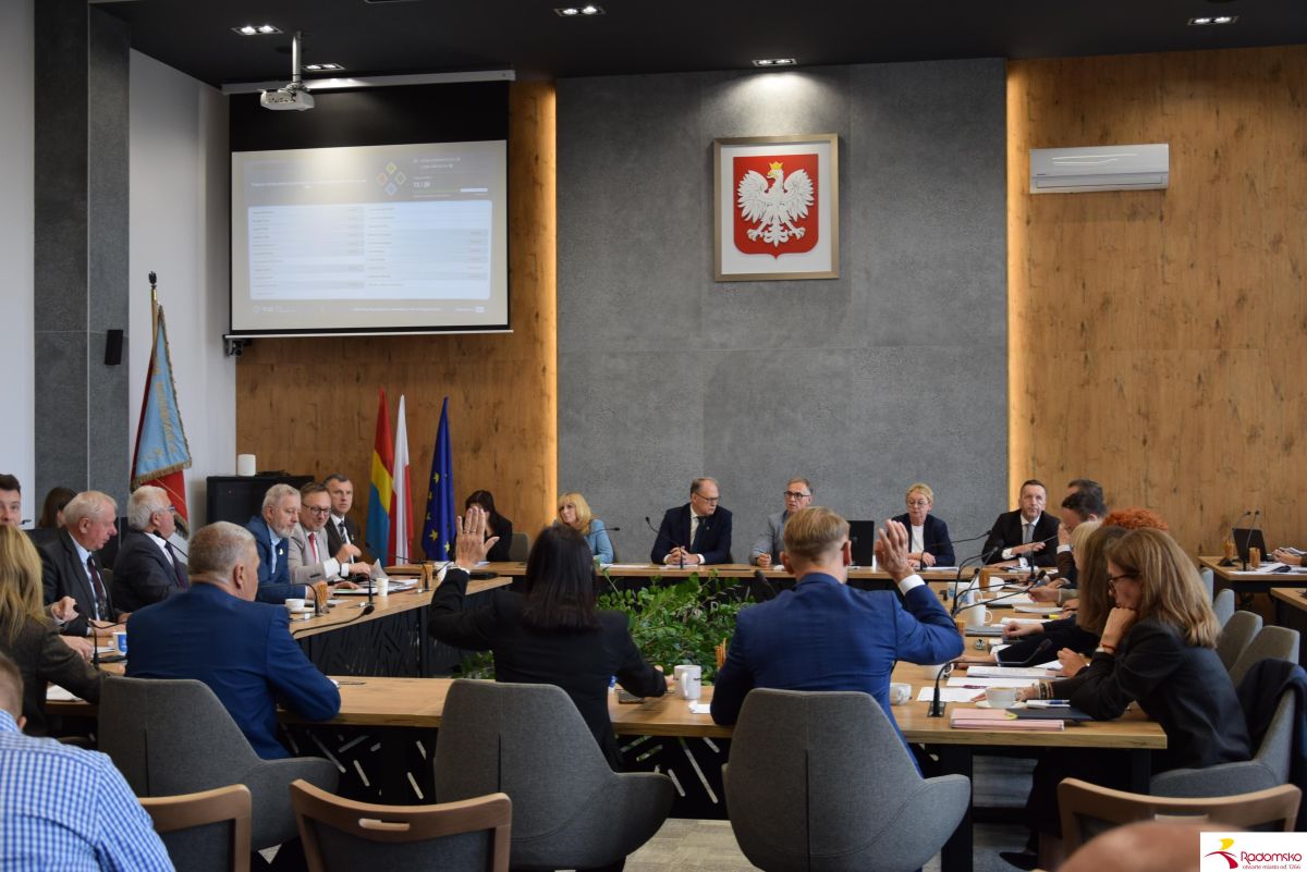 Ważne decyzje dla Radomska. Radni o budżecie, szkołach, drogach i mieszkaniach