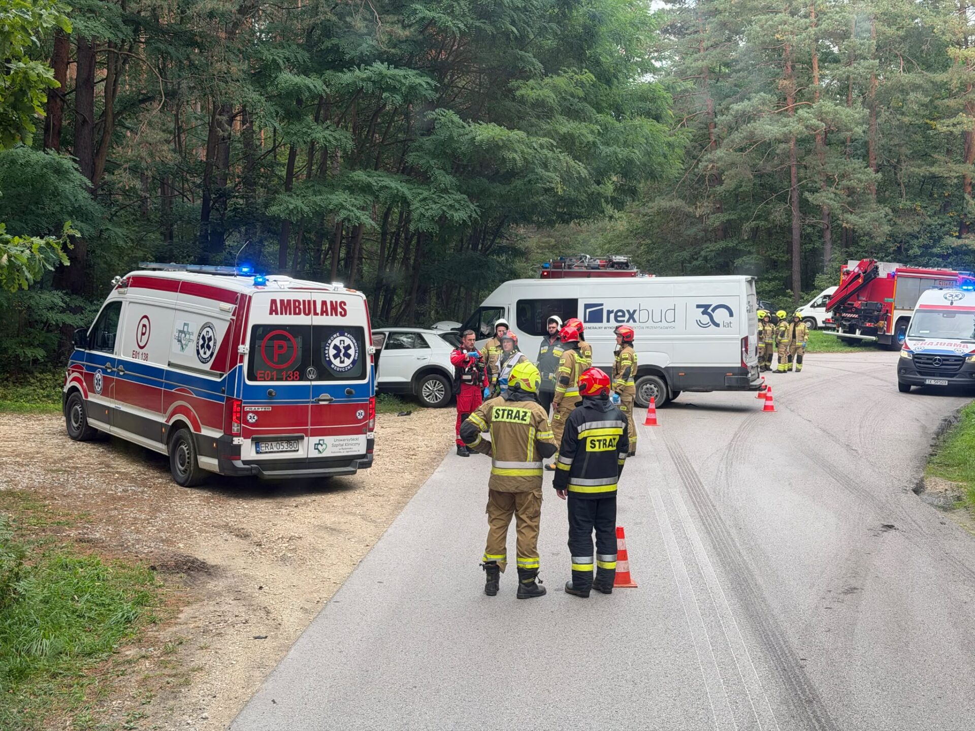 Zderzenie busa z Volkswagenem. Dwie osoby w szpitalu