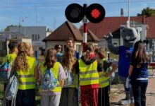 Rogatek, policjanci i ważna lekcja. Młodzież uczyła się bezpieczeństwa na kolei