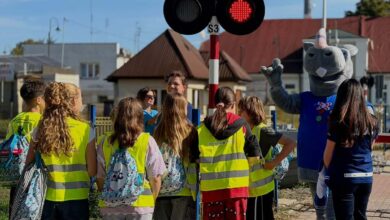 Rogatek, policjanci i ważna lekcja. Młodzież uczyła się bezpieczeństwa na kolei
