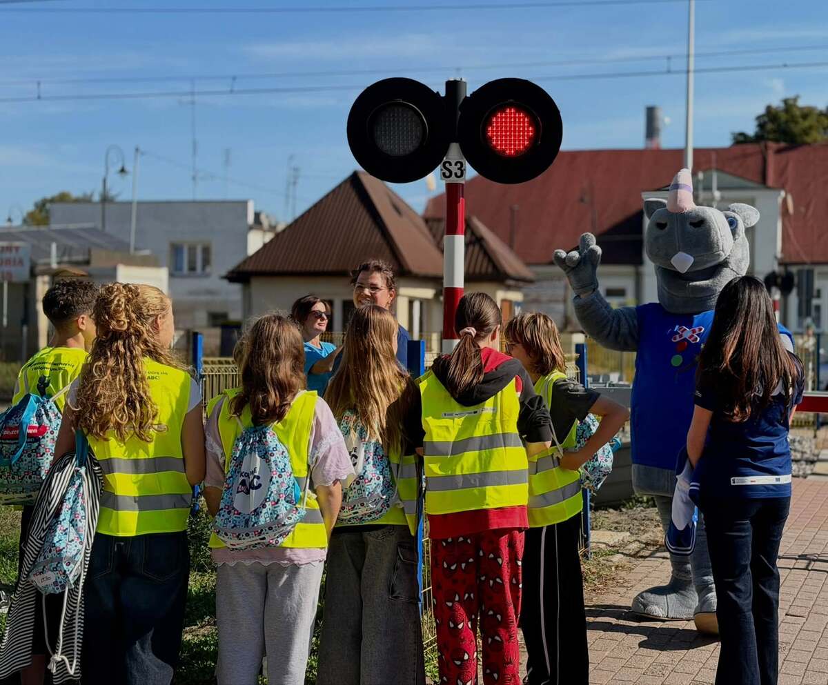 Rogatek, policjanci i ważna lekcja. Młodzież uczyła się bezpieczeństwa na kolei