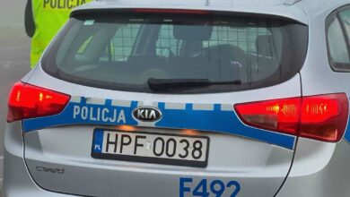 Jesienne poranki coraz częściej przynoszą kierowcom trudne warunki na drogach. Gęsta mgła, intensywne opady deszczu, mokra nawierzchnia i szybko zapadający zmrok sprawiają, że widoczność może w krótkim czasie znacząco się pogorszyć. Policjanci przypominają, że w takich warunkach niezwykle ważne jest nie tylko dostosowanie prędkości do sytuacji na drodze, ale również prawidłowe korzystanie z oświetlenia pojazdu. Podczas mgły oraz innych warunków powodujących zmniejszenie przejrzystości powietrza kierowcy nie powinni polegać wyłącznie na światłach do jazdy dziennej. W takich sytuacjach należy korzystać ze świateł mijania. Przepisy dopuszczają również używanie przednich świateł przeciwmgłowych. Szczególnej uwagi wymaga tylne światło przeciwmgłowe. Można z niego korzystać w warunkach, gdy widoczność spada poniżej 50 metrów. Kiedy mgła ustępuje, a widoczność się poprawia, światło należy wyłączyć. Jego intensywność może bowiem powodować oślepianie kierowców jadących za pojazdem. Jesienna aura to również dobry moment, aby dokładnie sprawdzić stan oświetlenia samochodu. Wszystkie lampy powinny być sprawne, czyste i prawidłowo ustawione. Brudne lub uszkodzone światła mogą znacznie ograniczyć widoczność, a tym samym zwiększyć ryzyko zdarzenia. Problem nieprawidłowego oświetlenia znajduje odzwierciedlenie w policyjnych statystykach. Od początku stycznia do końca września 2026 roku policjanci na terenie powiatu radomszczańskiego nałożyli 275 mandatów za jazdę bez wymaganych świateł. Kolejne 480 mandatów dotyczyło niesprawnego oświetlenia pojazdów. Policjanci przypominają, że światła samochodu pełnią podwójną funkcję. Mają zapewnić kierowcy odpowiednią widoczność, ale równie ważne jest to, aby pojazd był odpowiednio wcześnie dostrzeżony przez innych uczestników ruchu. Jesienią szczególnie narażeni są piesi i rowerzyści, którzy przy ograniczonej widoczności mogą zostać zauważeni przez kierowcę znacznie później. Dlatego każdy kierujący powinien zachować większą ostrożność, obserwować drogę i jej otoczenie oraz dostosować prędkość nie tylko do obowiązujących ograniczeń, ale przede wszystkim do aktualnych warunków. Mgła może pojawić się nagle, a widoczność może zmienić się w ciągu kilku chwil. Warto więc pamiętać: sprawne i właściwie używane światła to jeden z podstawowych elementów bezpieczeństwa na drodze.