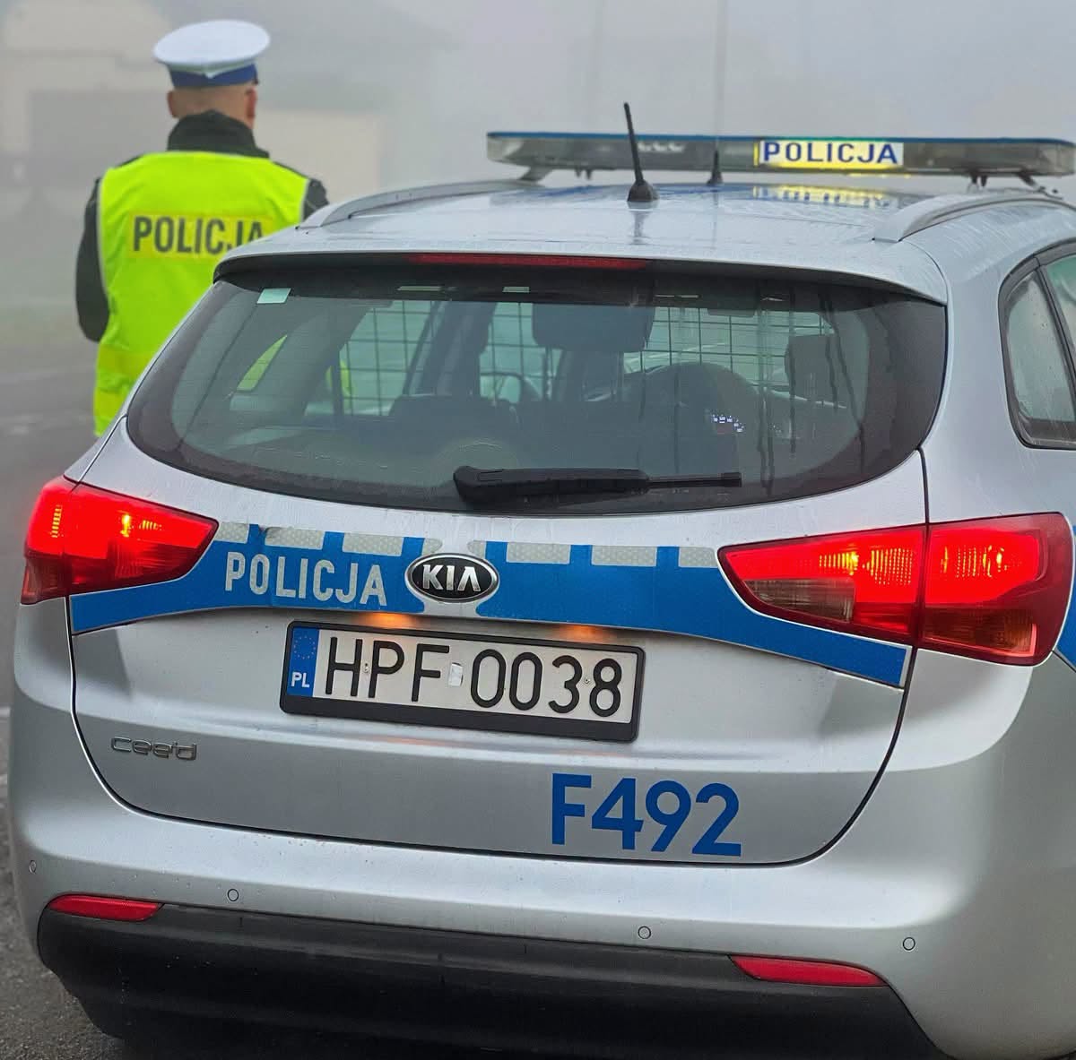 Jesienne poranki coraz częściej przynoszą kierowcom trudne warunki na drogach. Gęsta mgła, intensywne opady deszczu, mokra nawierzchnia i szybko zapadający zmrok sprawiają, że widoczność może w krótkim czasie znacząco się pogorszyć. Policjanci przypominają, że w takich warunkach niezwykle ważne jest nie tylko dostosowanie prędkości do sytuacji na drodze, ale również prawidłowe korzystanie z oświetlenia pojazdu. Podczas mgły oraz innych warunków powodujących zmniejszenie przejrzystości powietrza kierowcy nie powinni polegać wyłącznie na światłach do jazdy dziennej. W takich sytuacjach należy korzystać ze świateł mijania. Przepisy dopuszczają również używanie przednich świateł przeciwmgłowych. Szczególnej uwagi wymaga tylne światło przeciwmgłowe. Można z niego korzystać w warunkach, gdy widoczność spada poniżej 50 metrów. Kiedy mgła ustępuje, a widoczność się poprawia, światło należy wyłączyć. Jego intensywność może bowiem powodować oślepianie kierowców jadących za pojazdem. Jesienna aura to również dobry moment, aby dokładnie sprawdzić stan oświetlenia samochodu. Wszystkie lampy powinny być sprawne, czyste i prawidłowo ustawione. Brudne lub uszkodzone światła mogą znacznie ograniczyć widoczność, a tym samym zwiększyć ryzyko zdarzenia. Problem nieprawidłowego oświetlenia znajduje odzwierciedlenie w policyjnych statystykach. Od początku stycznia do końca września 2026 roku policjanci na terenie powiatu radomszczańskiego nałożyli 275 mandatów za jazdę bez wymaganych świateł. Kolejne 480 mandatów dotyczyło niesprawnego oświetlenia pojazdów. Policjanci przypominają, że światła samochodu pełnią podwójną funkcję. Mają zapewnić kierowcy odpowiednią widoczność, ale równie ważne jest to, aby pojazd był odpowiednio wcześnie dostrzeżony przez innych uczestników ruchu. Jesienią szczególnie narażeni są piesi i rowerzyści, którzy przy ograniczonej widoczności mogą zostać zauważeni przez kierowcę znacznie później. Dlatego każdy kierujący powinien zachować większą ostrożność, obserwować drogę i jej otoczenie oraz dostosować prędkość nie tylko do obowiązujących ograniczeń, ale przede wszystkim do aktualnych warunków. Mgła może pojawić się nagle, a widoczność może zmienić się w ciągu kilku chwil. Warto więc pamiętać: sprawne i właściwie używane światła to jeden z podstawowych elementów bezpieczeństwa na drodze.